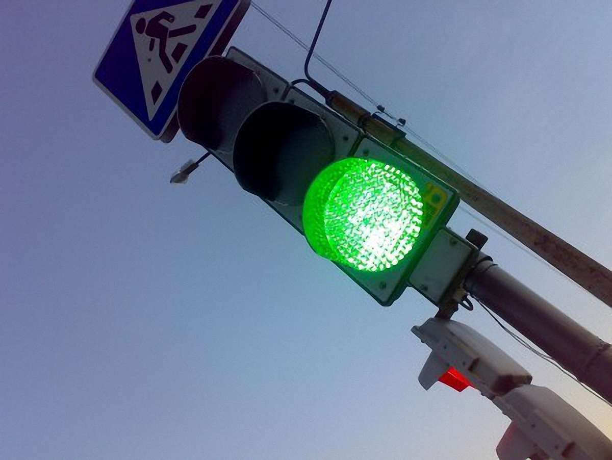 У Львові водій на світлофорі збив двох дівчат і втік