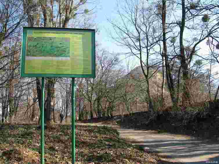 У парку «Знесіння» невідомі демонтували шлагбаум