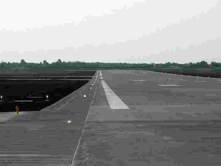 На злітній смузі львівського аеропорту укладають бетон