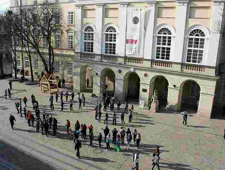 У Львові відбуваються танцювальні флеш-моби до Євро-2012