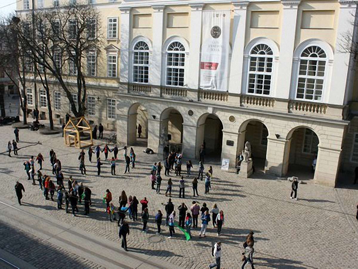 У Львові відбуваються танцювальні флеш-моби до Євро-2012