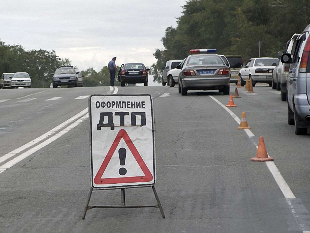 На Львівщині пенсіонер знепритомнів за кермом і скоїв ДТП
