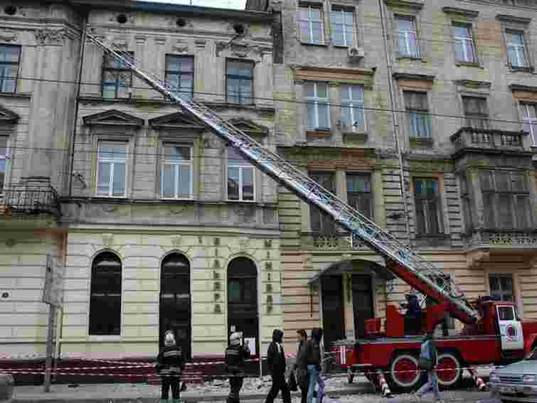 У Львові з двох будинків в центрі оббили ліпнину