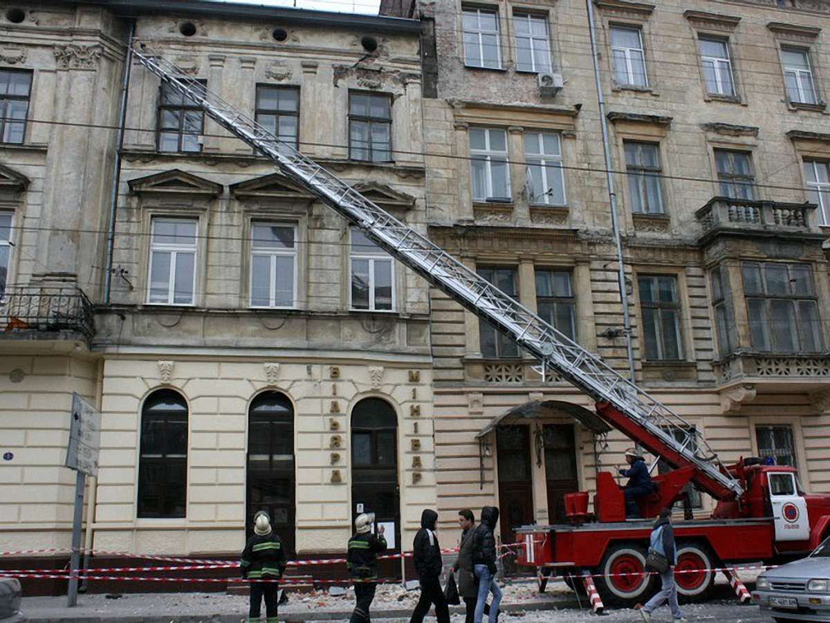 У Львові з двох будинків в центрі оббили ліпнину