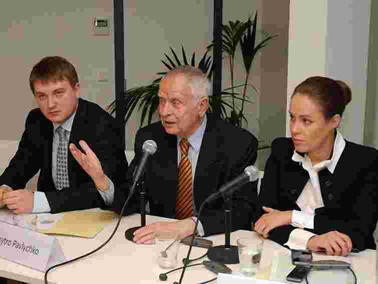 ЄС просять не залишати Україну наодинці з режимом Януковича