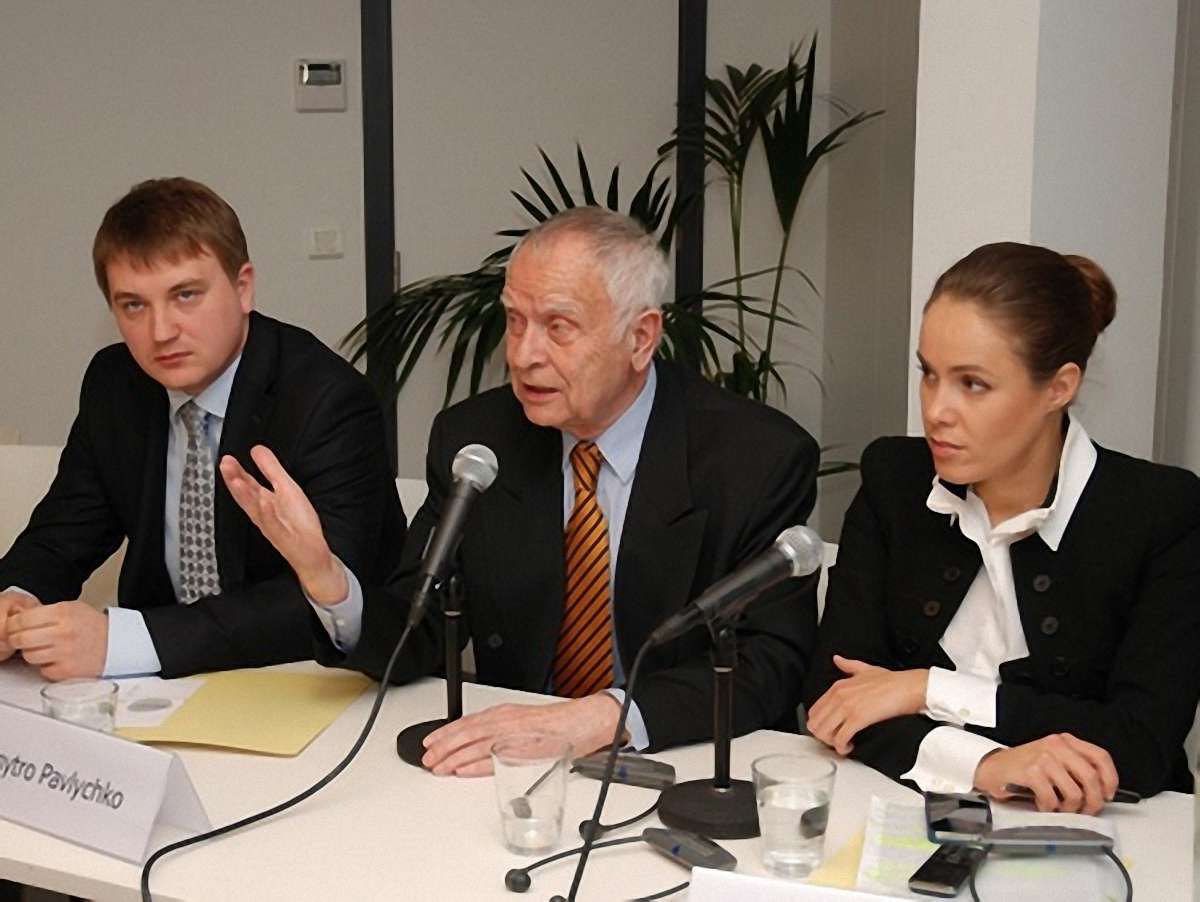 ЄС просять не залишати Україну наодинці з режимом Януковича