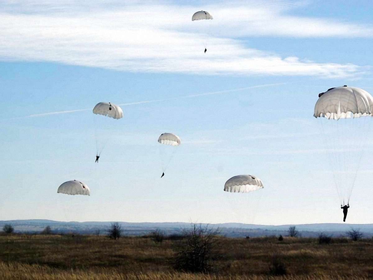На Львівщині за два дні десантники зробили 600 стрибків