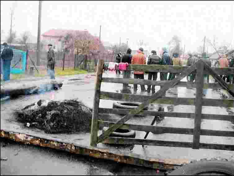 Дорогу, через яку селяни обіцяли перекрити трасу, ремонтують