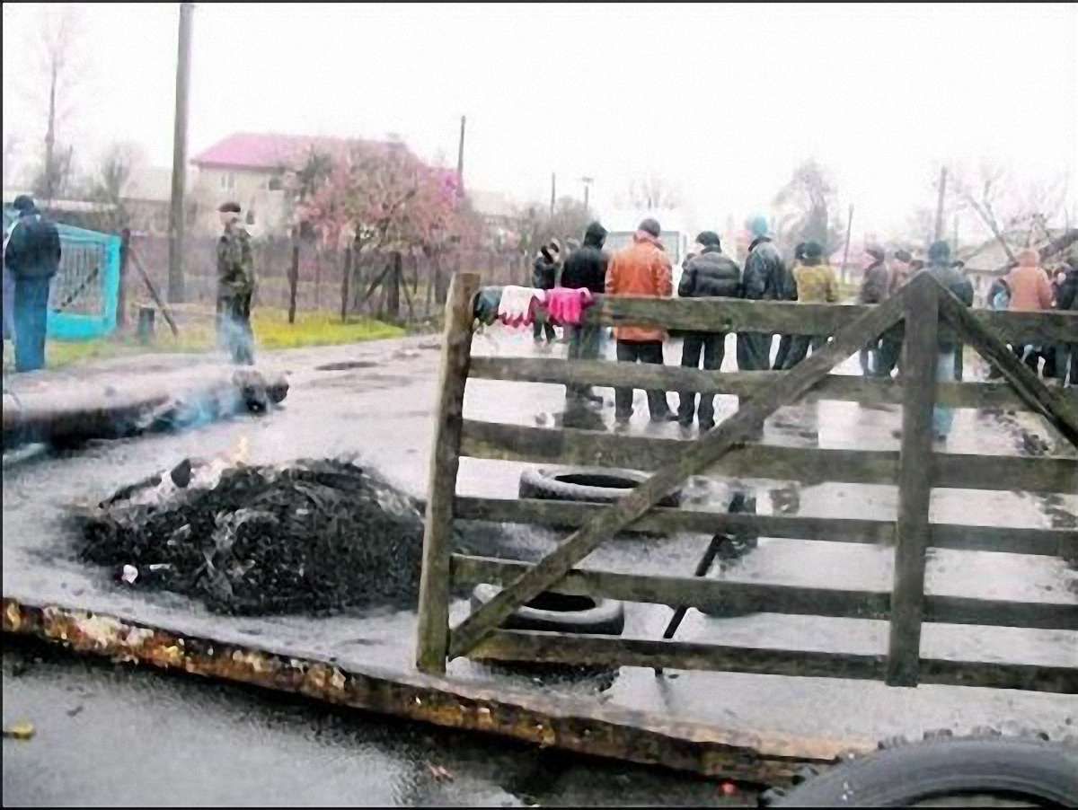 Дорогу, через яку селяни обіцяли перекрити трасу, ремонтують
