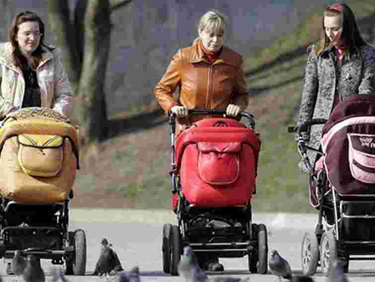 У Львові жінку з дитиною у візку затисло між двома авто