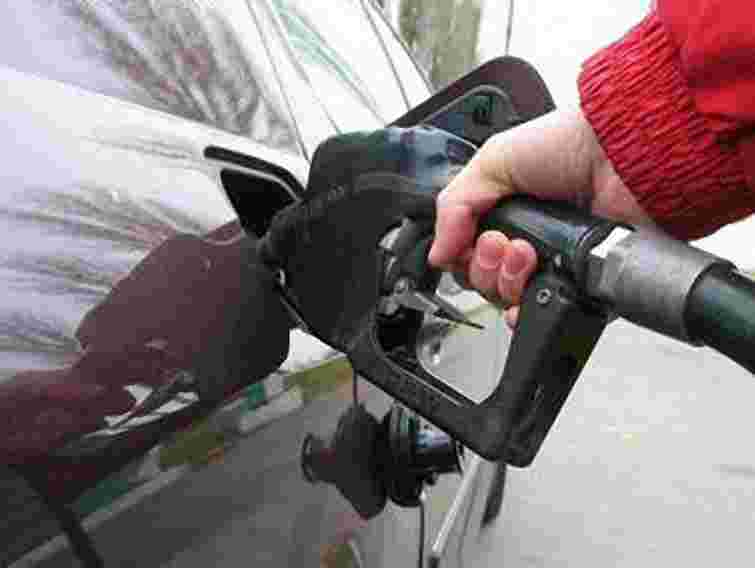 В Україні бензин подорожчав ще на 10-15 коп.