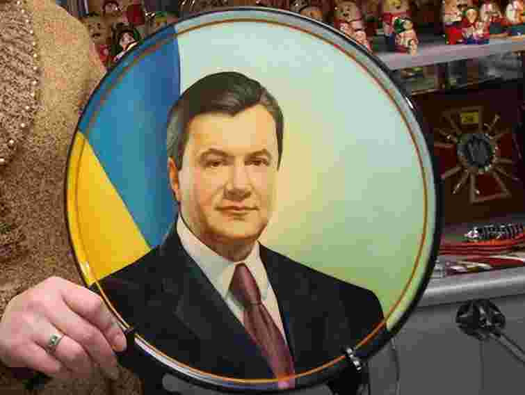 Керівництво школи на Тернопільщині залишило портрет Януковича замість Шевченка