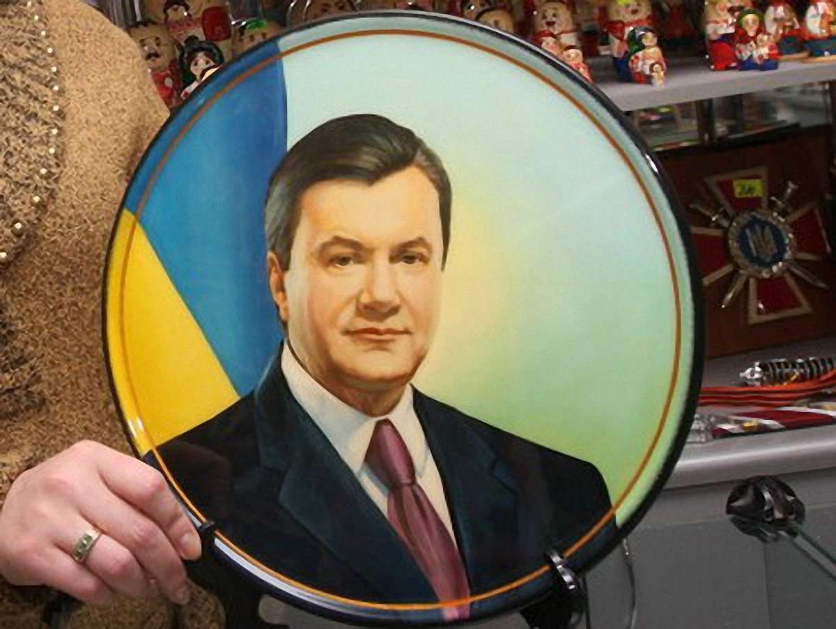 Керівництво школи на Тернопільщині залишило портрет Януковича замість Шевченка