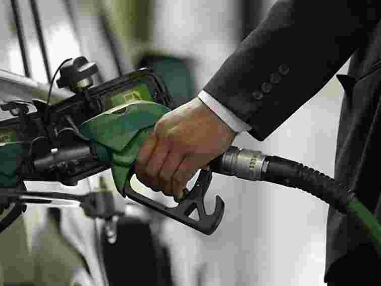 Бензин може подорожчати до 12 грн, – експерт