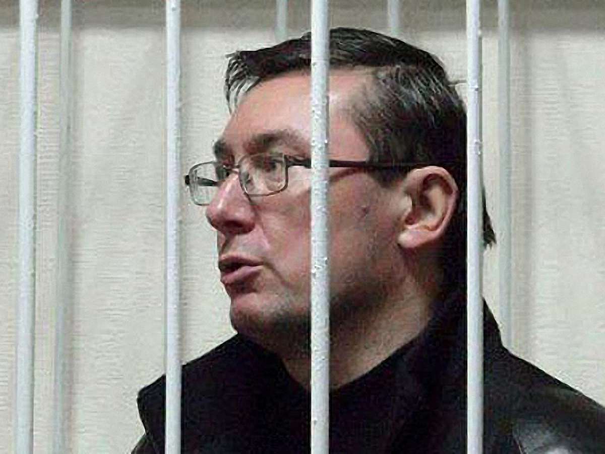 Луценка в СІЗО лікують таблетками, – лікар