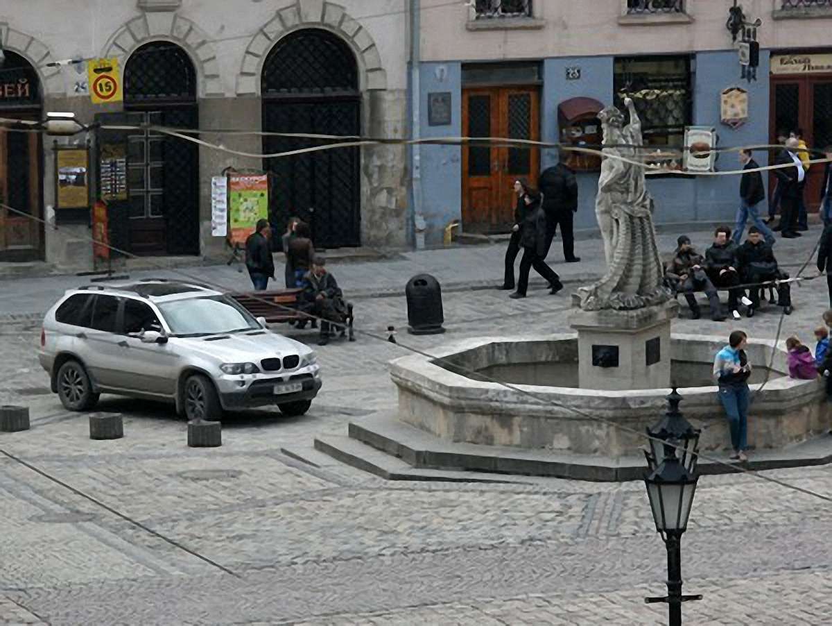 У Львові на Ринку авто паркуються навіть при ДАІшниках