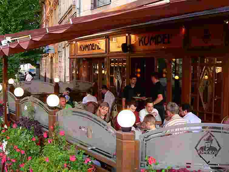 Рестораторів Львова просять у дні Євро працювати до ранку