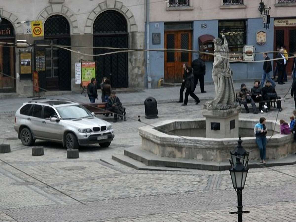 Водіїв, які припаркувалися на пл. Ринок, оштрафували