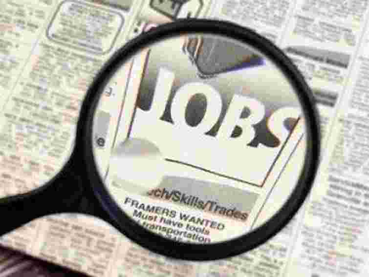 Азаров: 40% випускників вишів працюють не за фахом