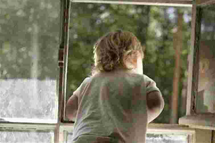 У Харкові півторарічний хлопчик загинув, випавши з вікна