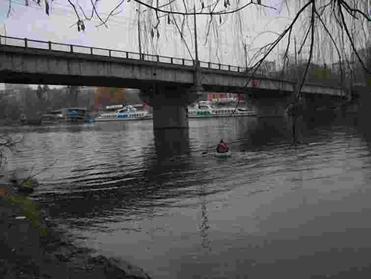 На Житомирщині дівчина стрибнула з моста у річку через нещасливе кохання