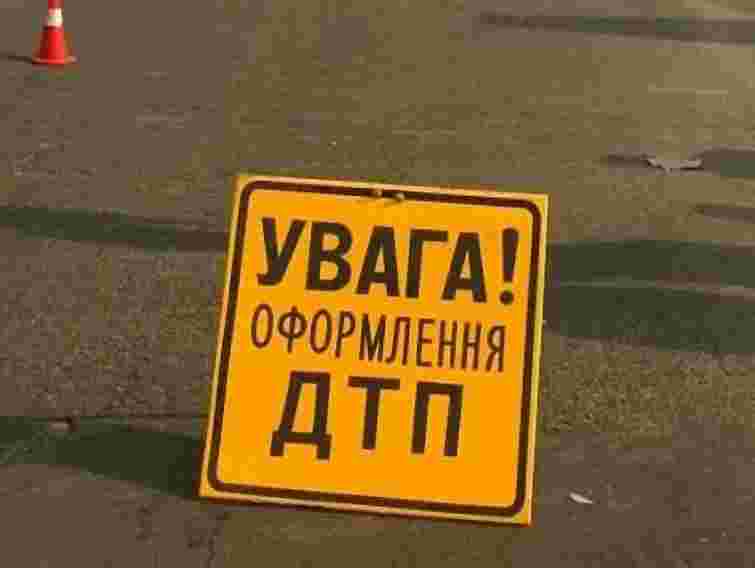 На дорозі Київ-Чоп легковик в’їхав у автобус