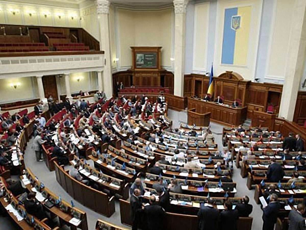 КС заборонив одночасно обиратись в Раду за списками і по мажоритарці