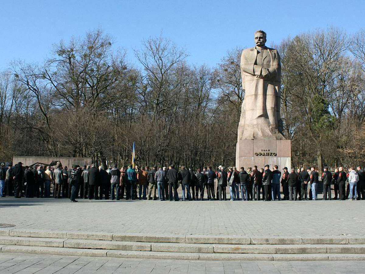 Перед Львівською облрадою мітингують мисливці та лісники