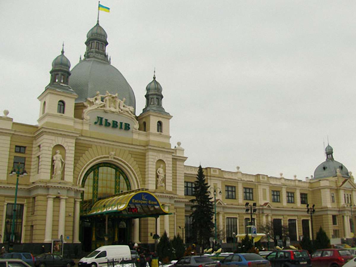 У Львові на площі Двірцевій дорожній рух організують по-новому