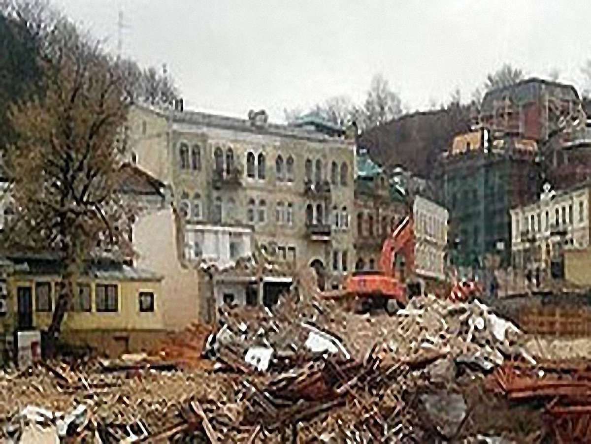 У Києві на Андріївському узвозі знесли 3 історичні будівлі, - ЗМІ  