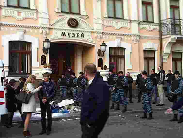 Кияни принесли сміття під офіс забудовників Андріївського узвозу