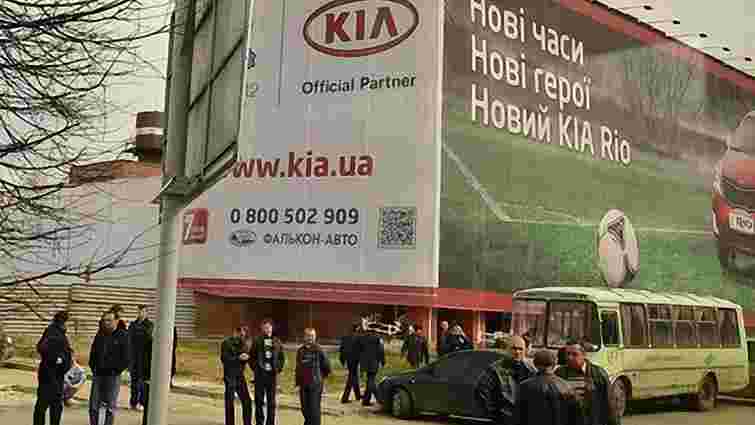 Обвалений готель від Януковича у Львові сховали під банером