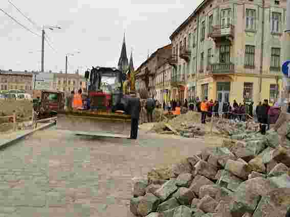 Біля залізничного вокзалу Львова уклали 800 м кв бруківки