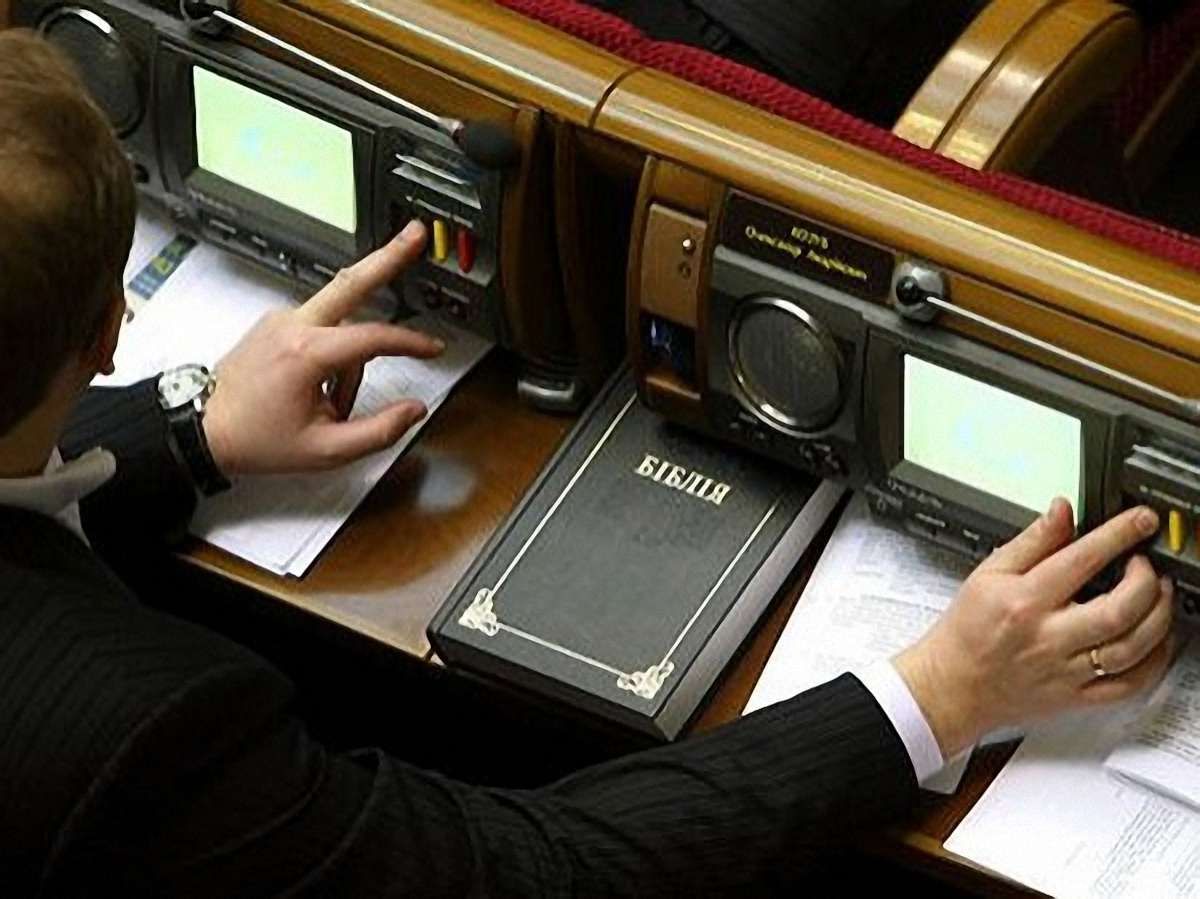 Єфремов не бачить порушень у «кнопкодавстві» в Раді