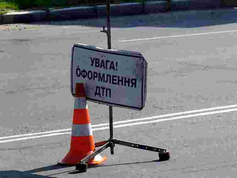 На Львівщині мікроавтобус зіткнувся з вантажівкою