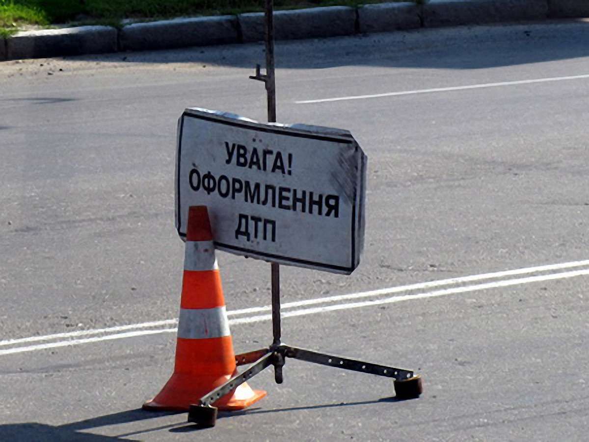 На Львівщині мікроавтобус зіткнувся з вантажівкою