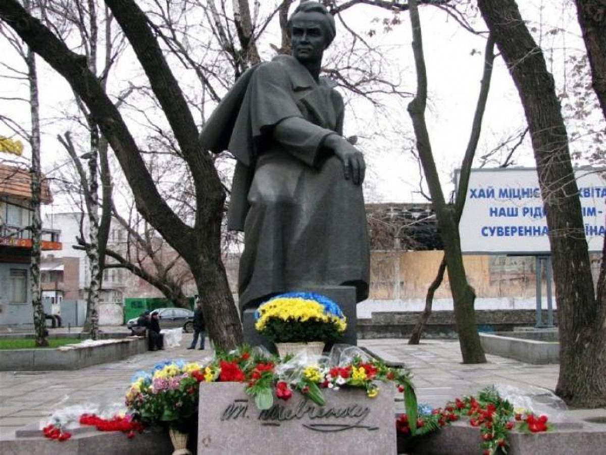 У Дніпропетровську вандали пошкодили пам’ятник Шевченку