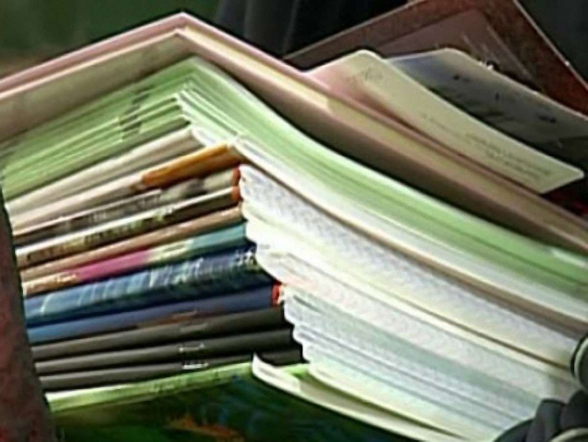 На зошитах знайшли рекламу зі словами "Візьми мене, ну візьми мене"