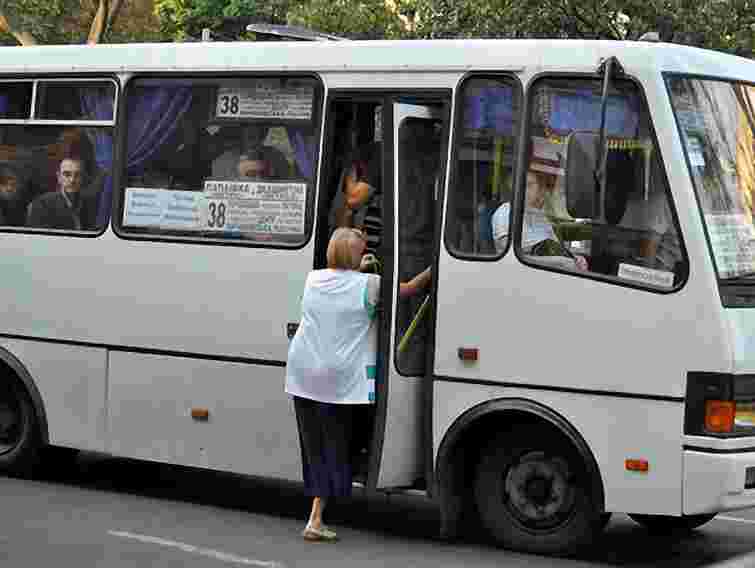 Львів’янин на зупинці зламав руку жінці