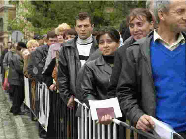 У Генконсульстві Польщі у Львові пояснили затримки з візами 