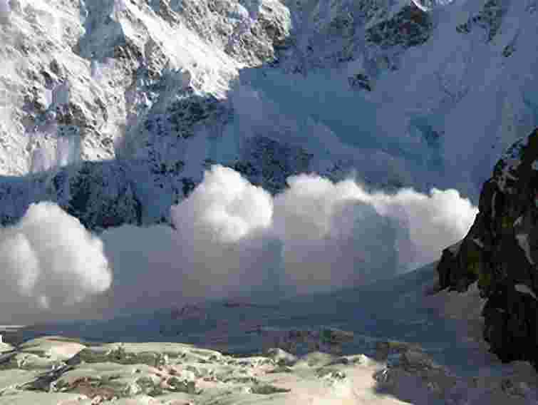 У Карпатах зійшли з гір чотири снігові лавини