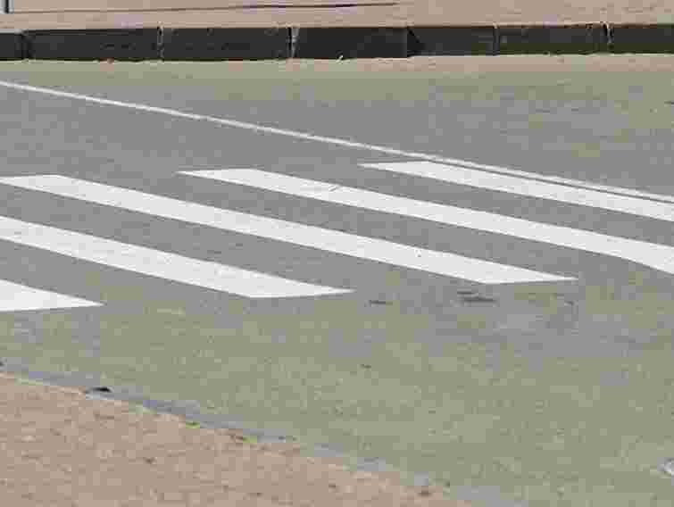 ДАІ розшукує водія, який на пішохідному переході збив людину