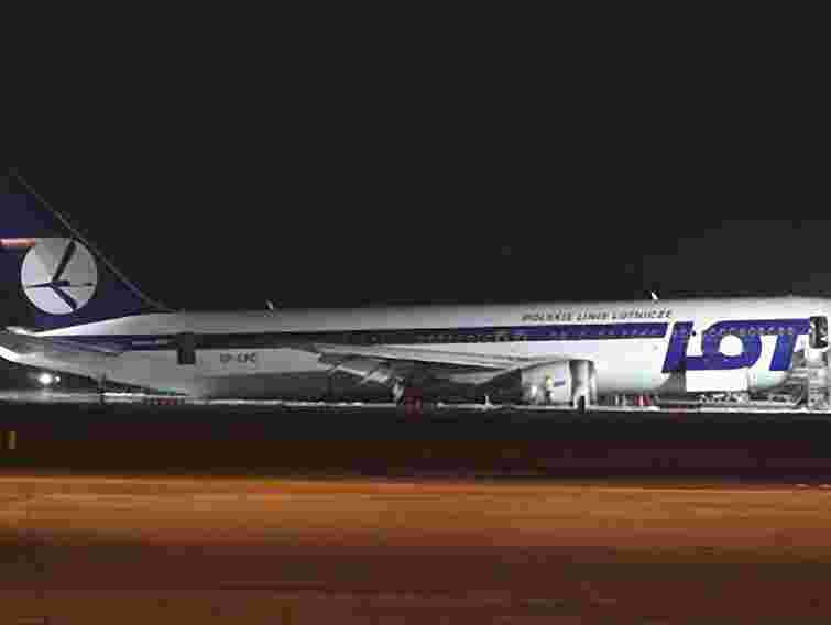 14 школярів зі Львова добу чекали літак у Варшаві й ночували на підлозі, – ЗМІ