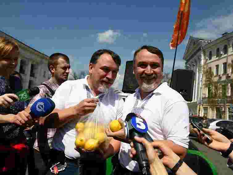 У Києві письменники вручили Януковичу 16 лимонів