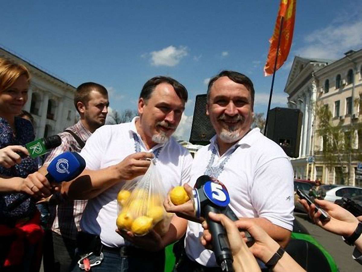 У Києві письменники вручили Януковичу 16 лимонів