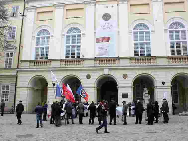 Львівську міськраду пікетували підприємці ринку «Привокзальний»