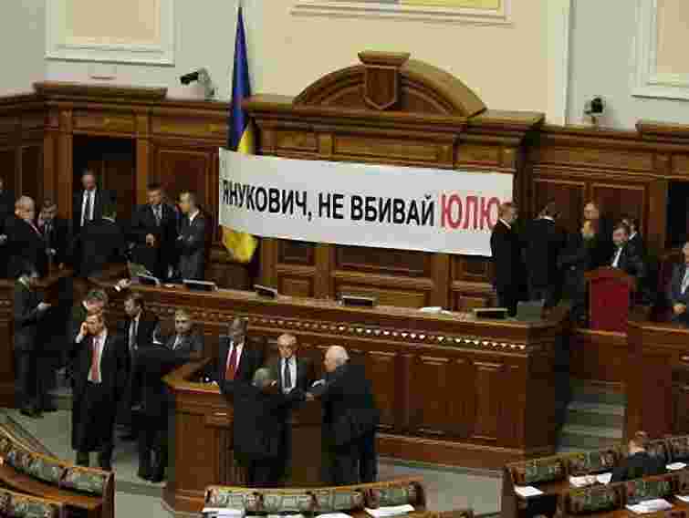 Опозиція продовжує  блокувати  парламент