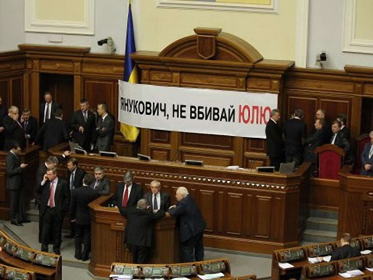 Опозиція продовжує  блокувати  парламент