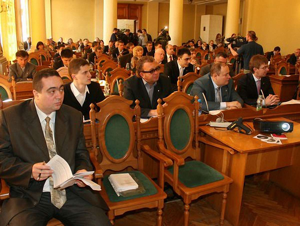 Депутати Львова заборонили нацистську і комуністичну символіку