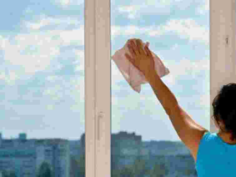 На Прикарпатті жінка випала з 9-го поверху, миючи вікна